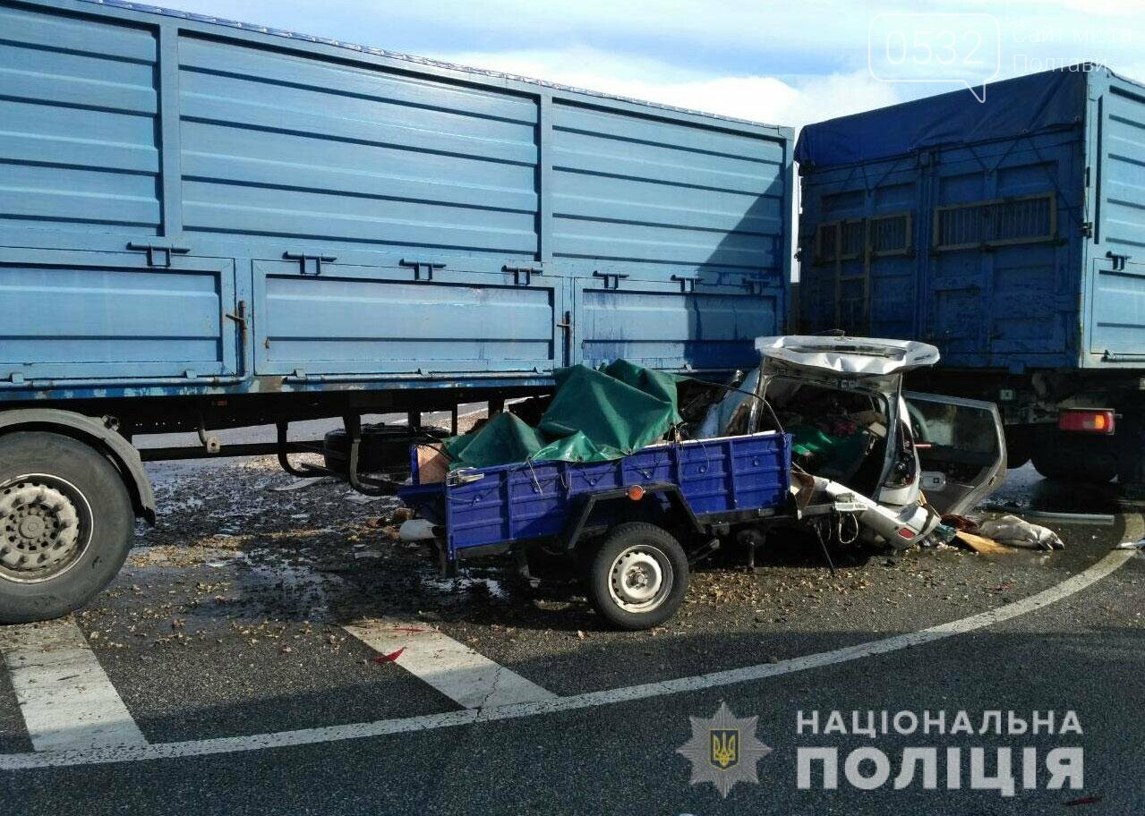 Розбилися на смерть – на Полтавщині ВАЗ врізався у причіп в..., фото-1 Розбилися на смерть – на Полтавщині ВАЗ врізався у причіп вантажівки (ФОТО), фото-1
