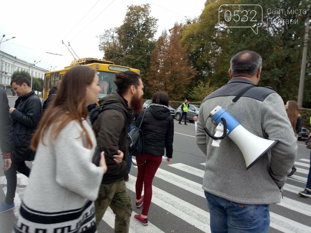 У Полтаві ображені підприємці перекрили рух транспорту "на..., фото-2 У Полтаві ображені підприємці перекрили рух транспорту "на кругу" (ВІДЕО), фото-2