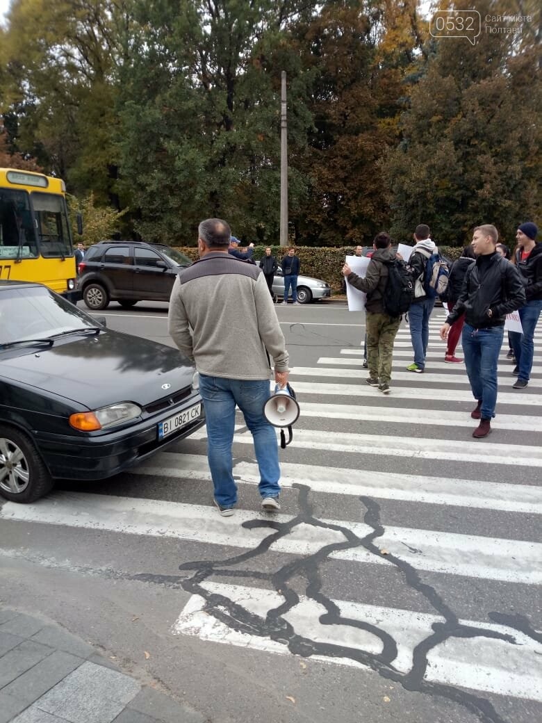 У Полтаві ображені підприємці перекрили рух транспорту "на..., фото-5 У Полтаві ображені підприємці перекрили рух транспорту "на кругу" (ВІДЕО), фото-5