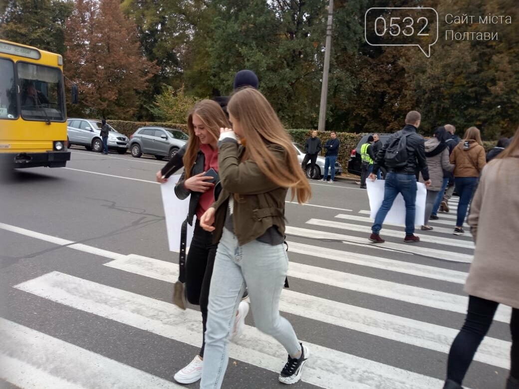 У Полтаві ображені підприємці перекрили рух транспорту "на..., фото-6 У Полтаві ображені підприємці перекрили рух транспорту "на кругу" (ВІДЕО), фото-6