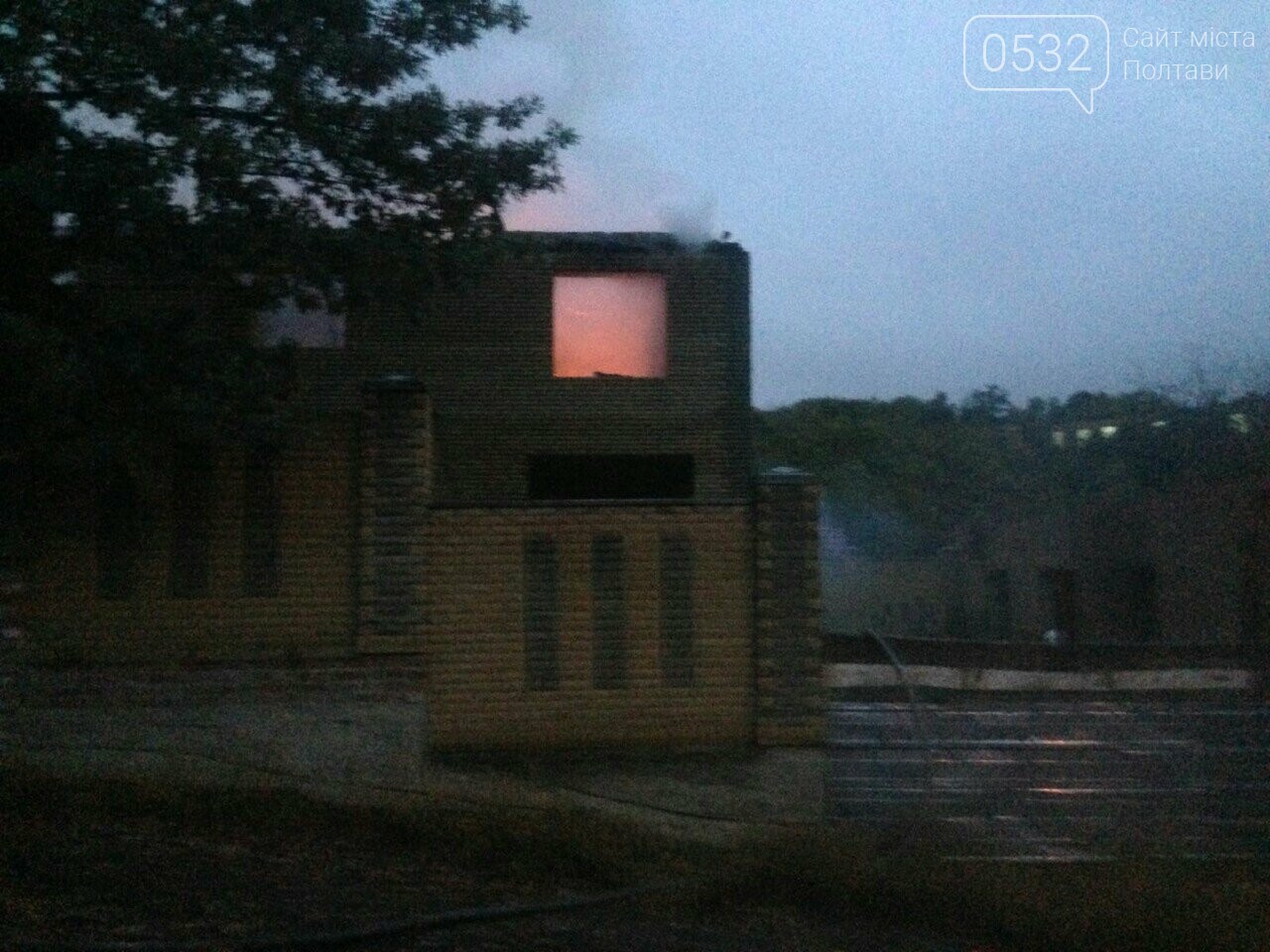 У Полтаві горів будинок на Тобілевича: гасили двадцять поже..., фото-1 У Полтаві горів будинок на Тобілевича: гасили двадцять пожежників, фото-1