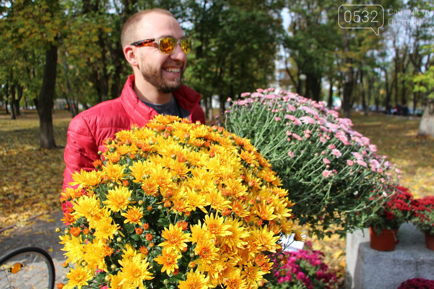 У Полтаві десятки містян принесли квіти на фестиваль хризан..., фото-4 У Полтаві десятки містян принесли квіти на фестиваль хризантем (ФОТО, ВІДЕО), фото-4