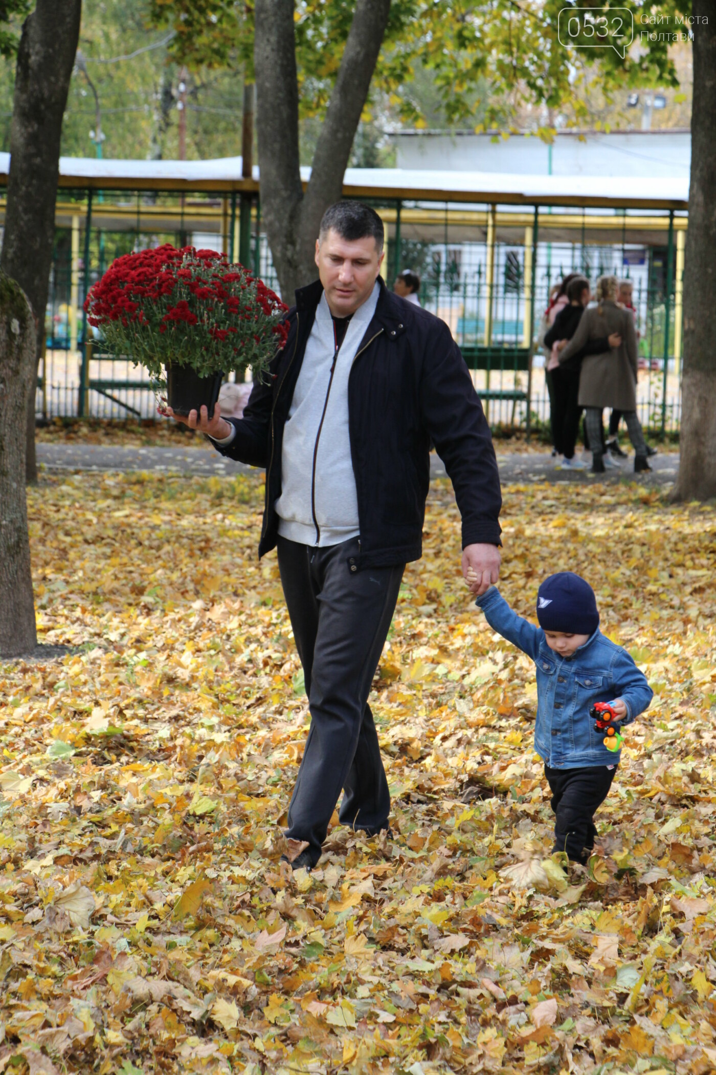 У Полтаві десятки містян принесли квіти на фестиваль хризан..., фото-1 У Полтаві десятки містян принесли квіти на фестиваль хризантем (ФОТО, ВІДЕО), фото-1