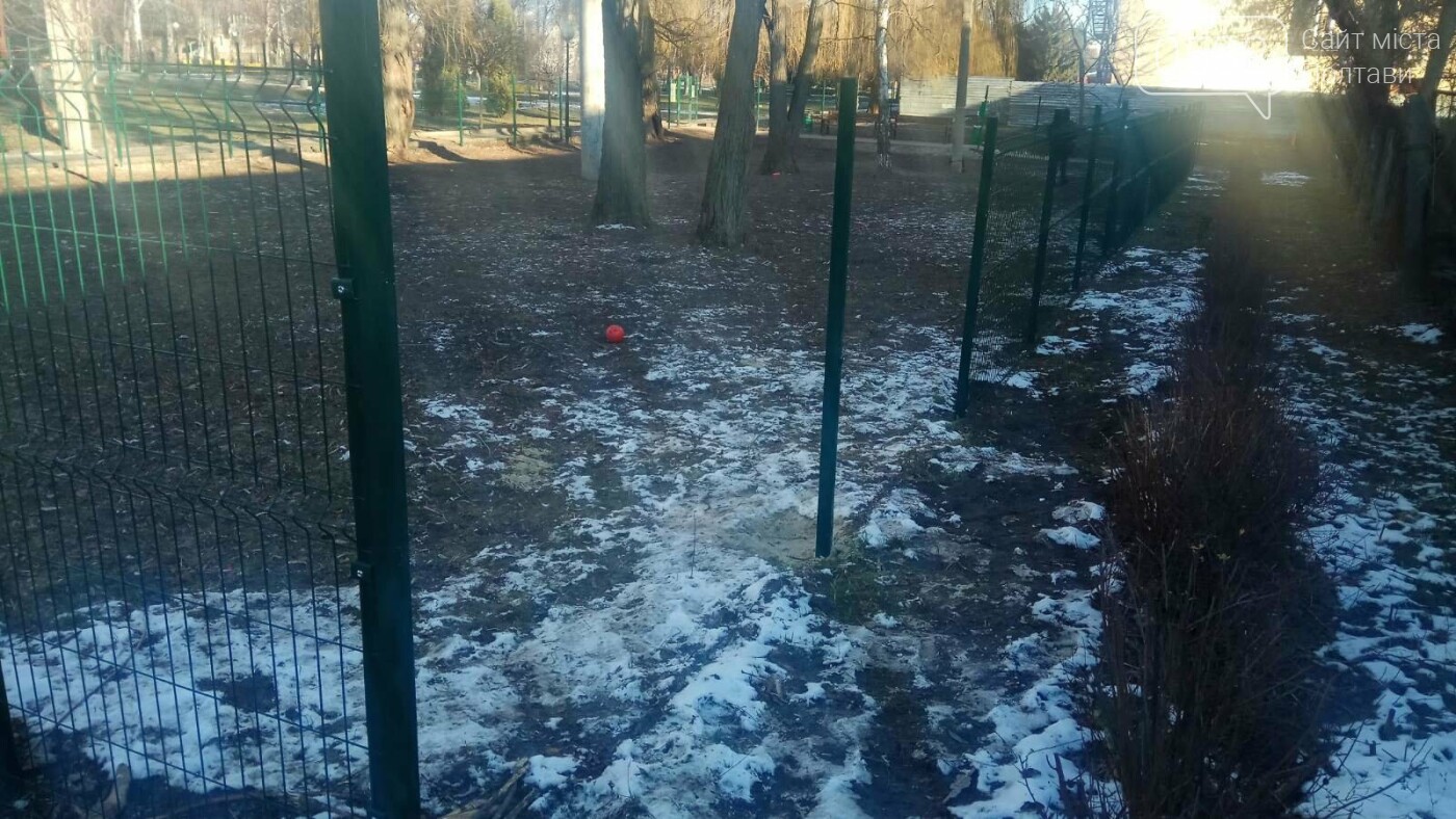 Невідомі вандали понівечили майданчик для вигулу собак в ав..., фото-2 Невідомі вандали понівечили майданчик для вигулу собак в авіамістечку, фото-2