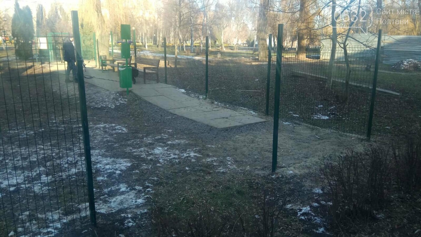 Невідомі вандали понівечили майданчик для вигулу собак в ав..., фото-3 Невідомі вандали понівечили майданчик для вигулу собак в авіамістечку, фото-3