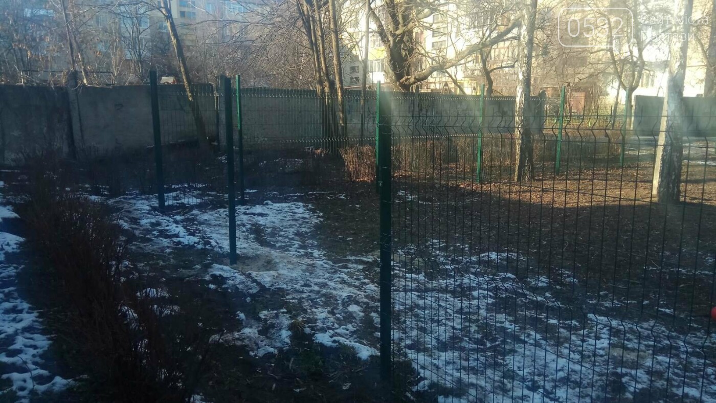 Невідомі вандали понівечили майданчик для вигулу собак в ав..., фото-1 Невідомі вандали понівечили майданчик для вигулу собак в авіамістечку, фото-1