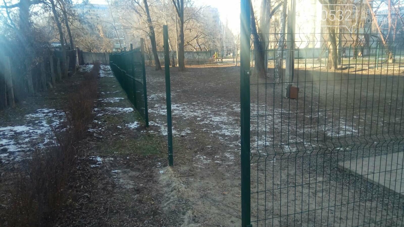 Невідомі вандали понівечили майданчик для вигулу собак в ав..., фото-4 Невідомі вандали понівечили майданчик для вигулу собак в авіамістечку, фото-4