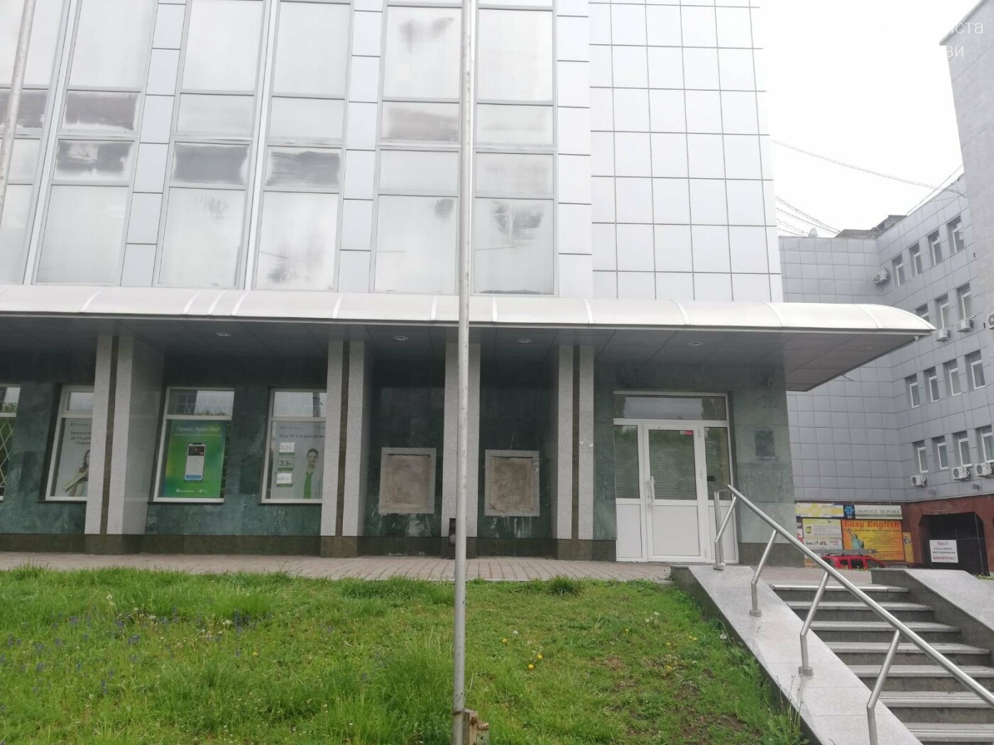 З фасаду головного офісу «ПриватБанку» в Полтаві зникли бан..., фото-1 З фасаду головного офісу «ПриватБанку» в Полтаві зникли банкомати, фото-1