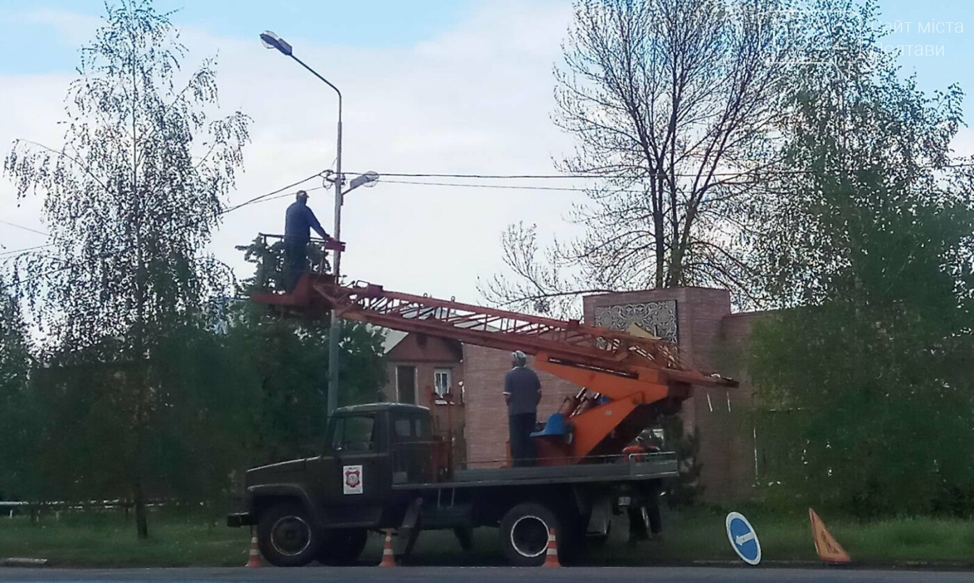 У Полтаві ремонтують пам’ятники, фото-1 У Полтаві ремонтують пам’ятники, фото-1