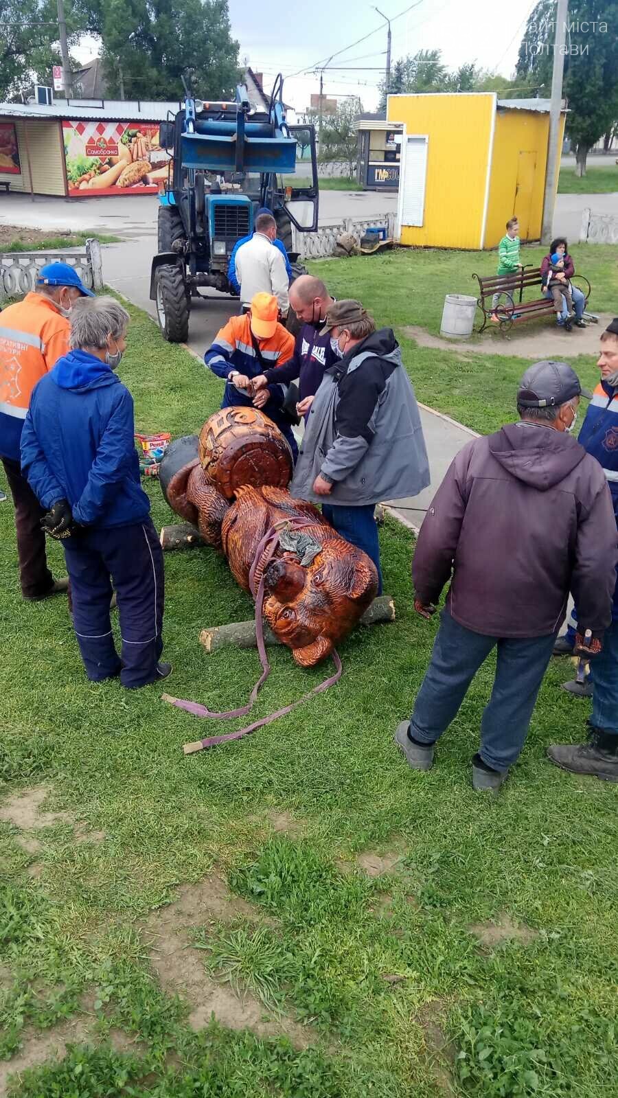 У Полтаві встановили скульптуру ведмедя-пасічника (ФОТО, ВІ..., фото-1 У Полтаві встановили скульптуру ведмедя-пасічника (ФОТО, ВІДЕО), фото-1