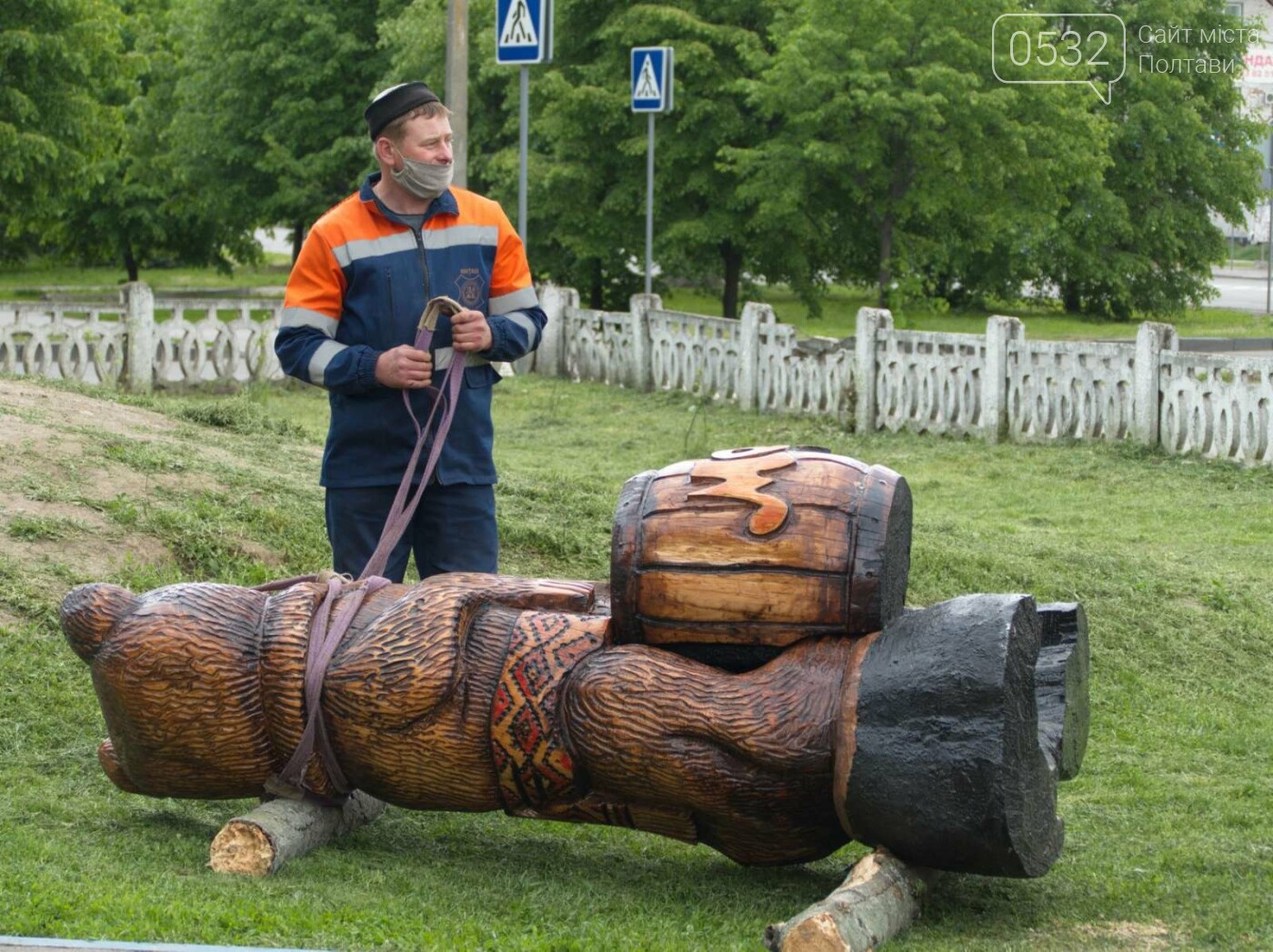 У Полтаві встановили скульптуру ведмедя-пасічника (ФОТО, ВІ..., фото-4 У Полтаві встановили скульптуру ведмедя-пасічника (ФОТО, ВІДЕО), фото-4