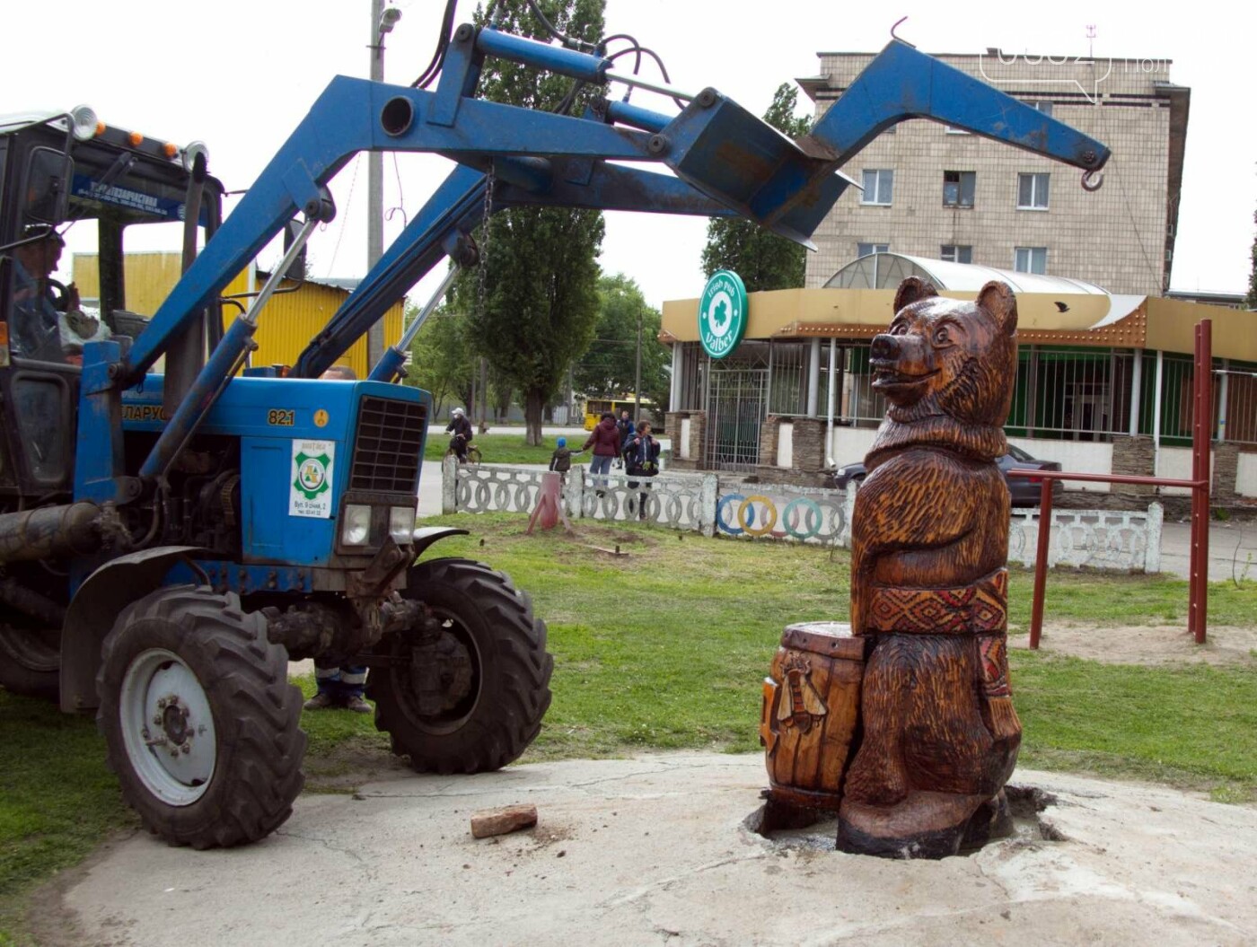 У Полтаві встановили скульптуру ведмедя-пасічника (ФОТО, ВІ..., фото-6 У Полтаві встановили скульптуру ведмедя-пасічника (ФОТО, ВІДЕО), фото-6