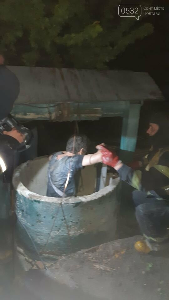 Поблизу Полтави рятувальник витягли з колодязя собаку та її..., фото-1 Поблизу Полтави рятувальник витягли з колодязя собаку та її господаря, фото-1