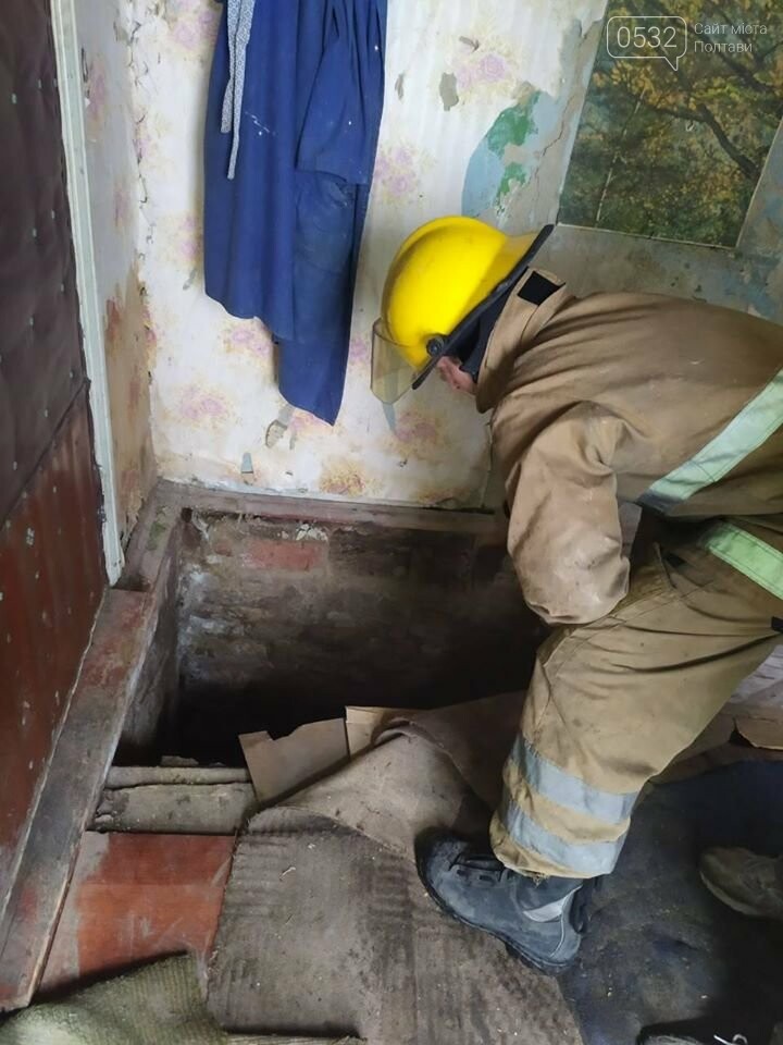 У місті на Полтавщині врятували жінку, яка впала у погріб, фото-1 У місті на Полтавщині врятували жінку, яка впала у погріб, фото-1