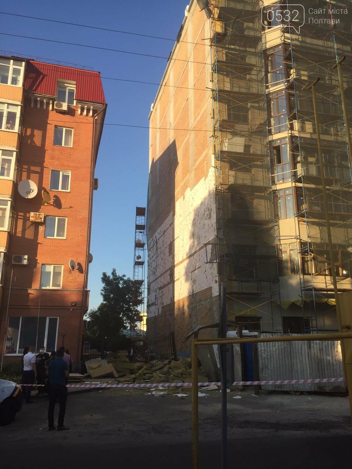 У Полтаві біля будівництва впали риштування із людьми, фото-2 У Полтаві біля будівництва впали риштування із людьми, фото-2