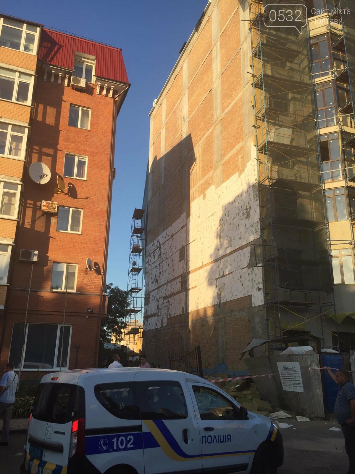 У Полтаві біля будівництва впали риштування із людьми, фото-1 У Полтаві біля будівництва впали риштування із людьми, фото-1