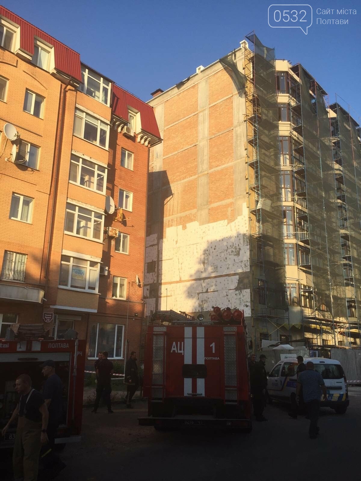 У Полтаві біля будівництва впали риштування із людьми, фото-4 У Полтаві біля будівництва впали риштування із людьми, фото-4