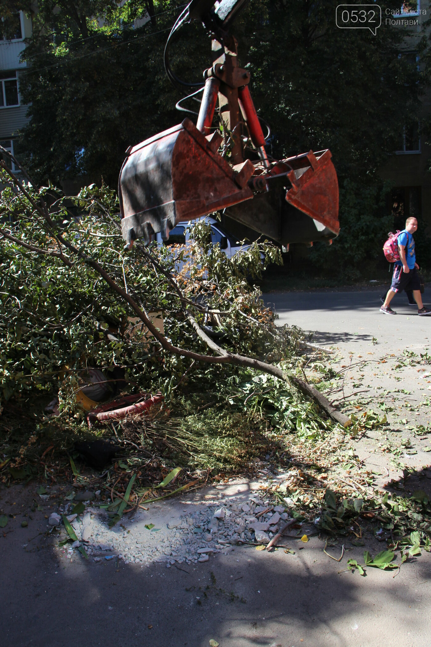 У Полтаві щодня прибирають стихійні звалища, які утворюють..., фото-1 У Полтаві щодня прибирають стихійні звалища, які утворюють біля контейнерних майданчиків, фото-1