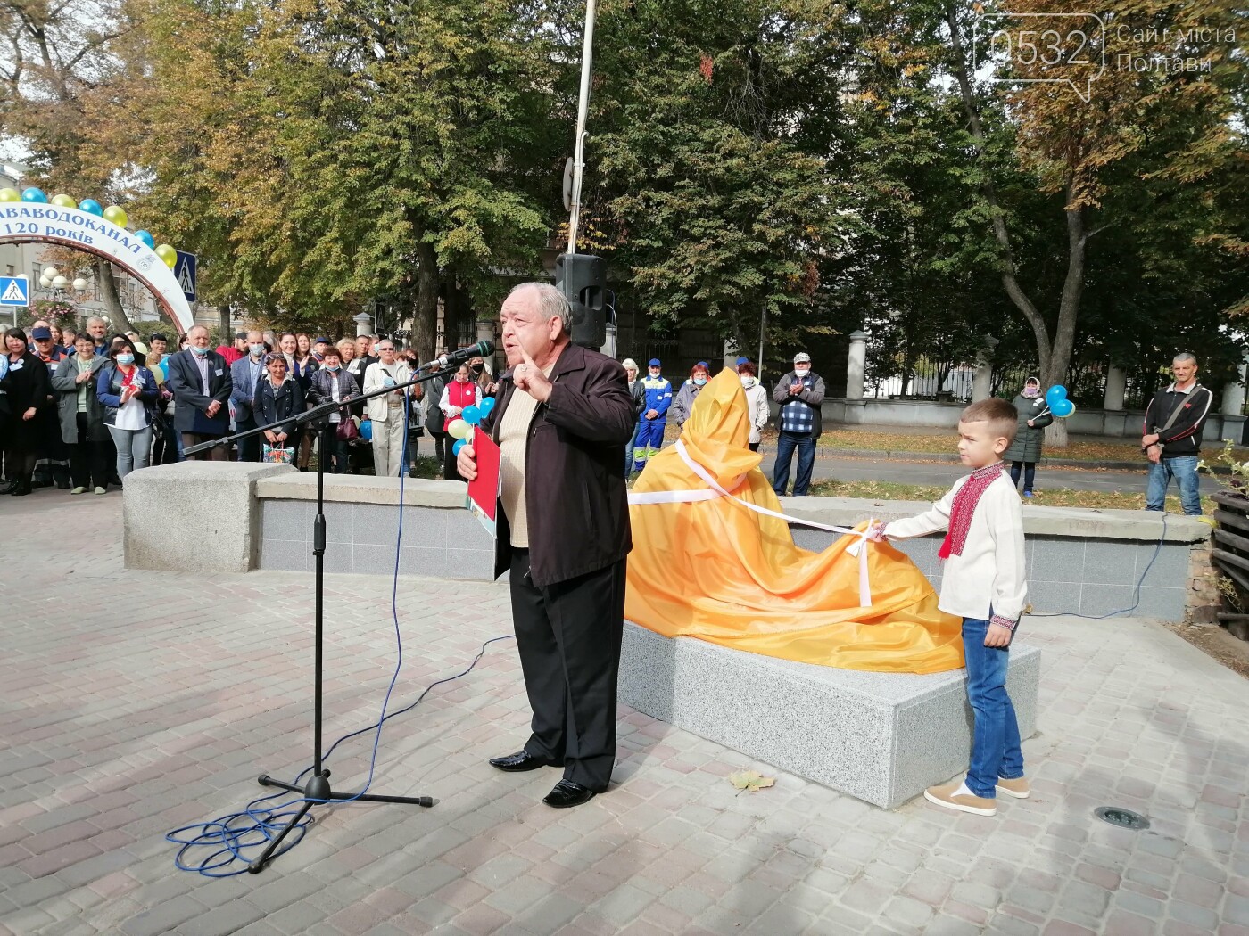 У Полтаві нова скульптура: у Сонячному парку встановили вод..., фото-2 У Полтаві нова скульптура: у Сонячному парку встановили водопровідника з котом (ФОТО), фото-2