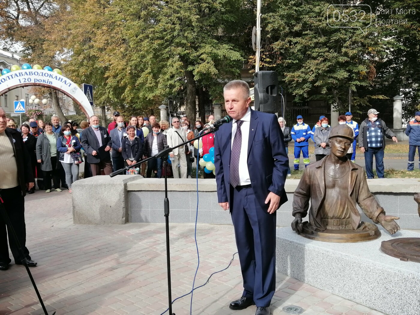 У Полтаві нова скульптура: у Сонячному парку встановили вод..., фото-3 У Полтаві нова скульптура: у Сонячному парку встановили водопровідника з котом (ФОТО), фото-3