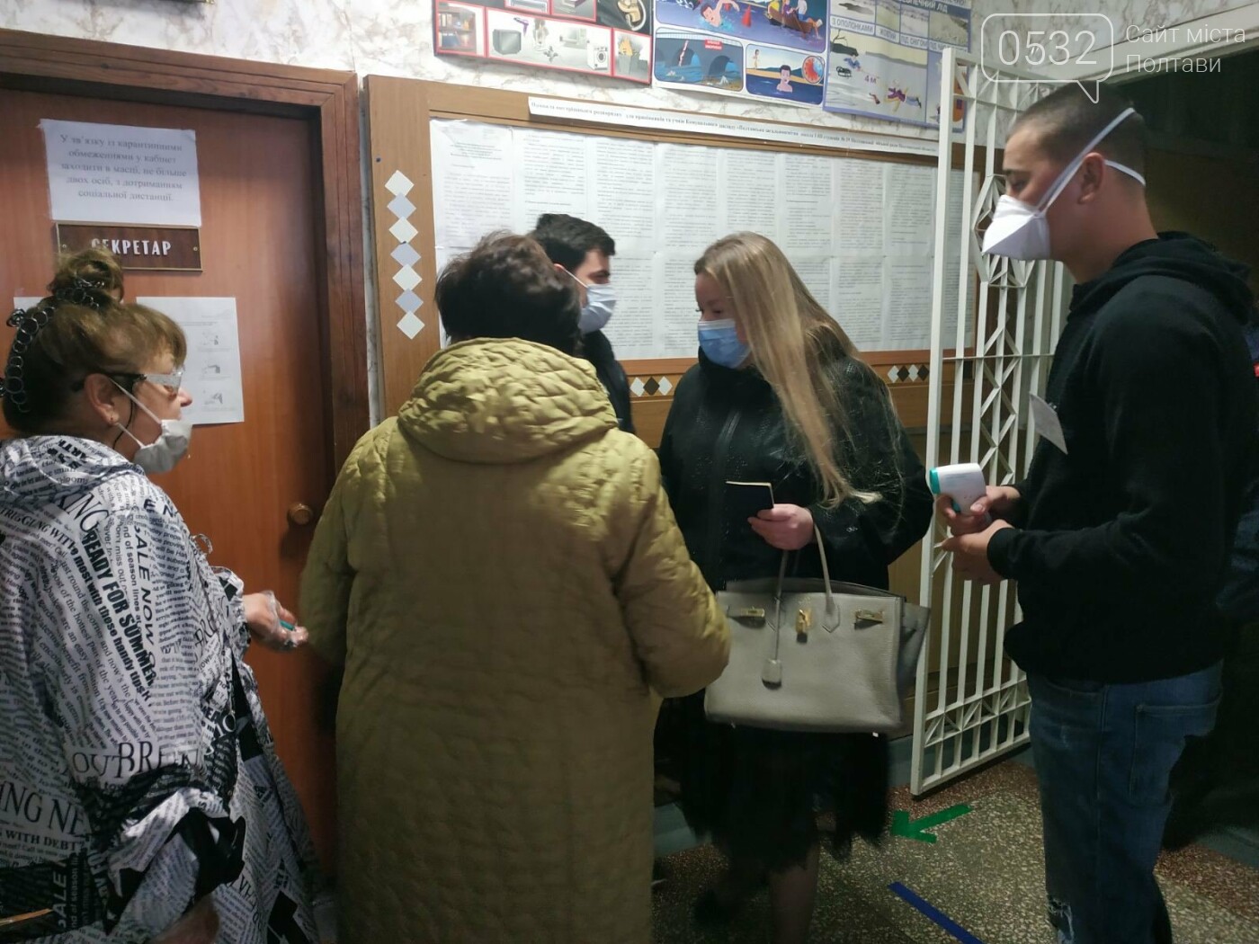 Як почалося волевиявлення у 19 полтавській школі, де розта..., фото-3 Як почалося волевиявлення у 19 полтавській школі, де розташовані аж дві дільниці (ФОТО), фото-3