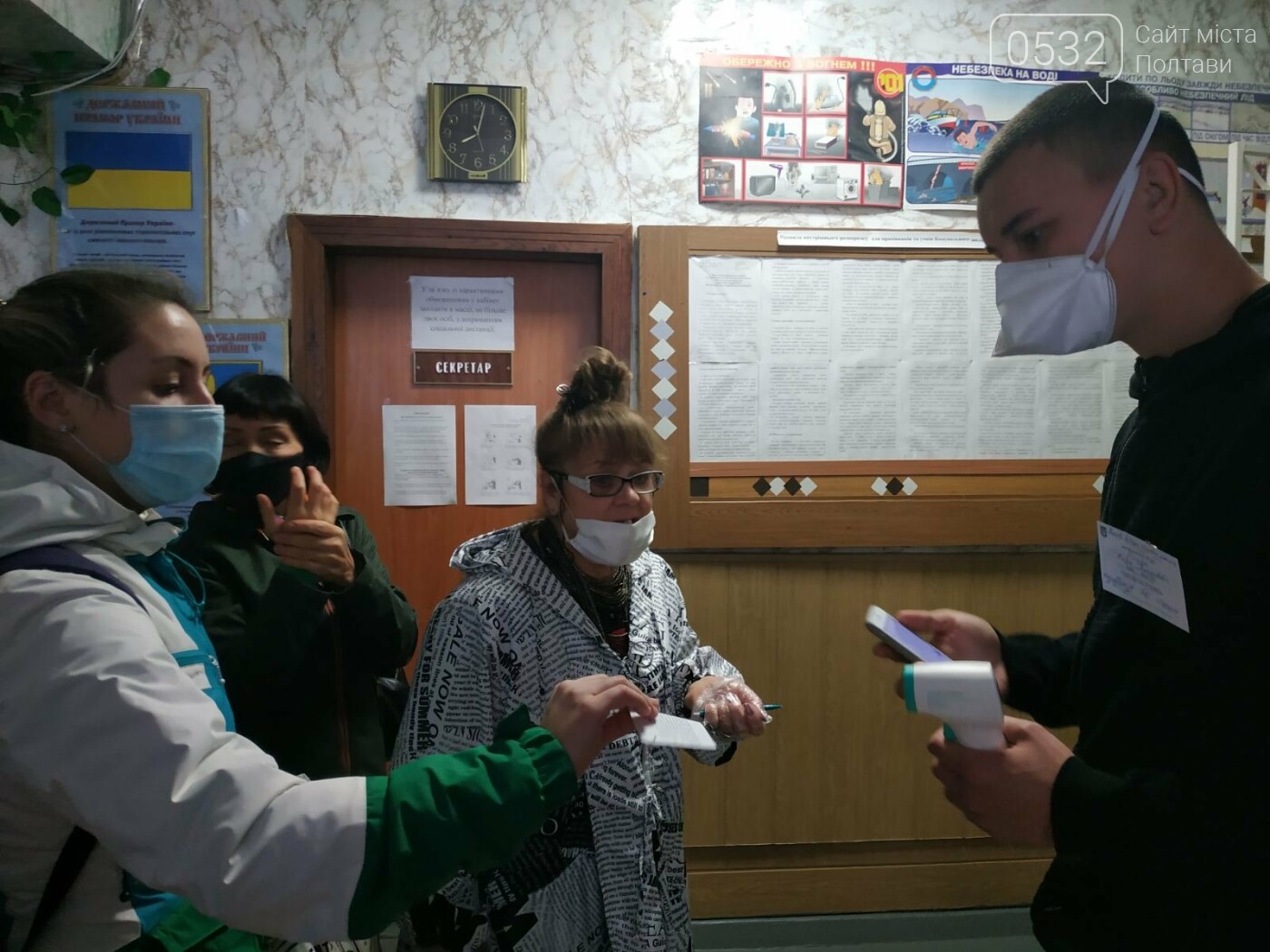 Як почалося волевиявлення у 19 полтавській школі, де розта..., фото-5 Як почалося волевиявлення у 19 полтавській школі, де розташовані аж дві дільниці (ФОТО), фото-5