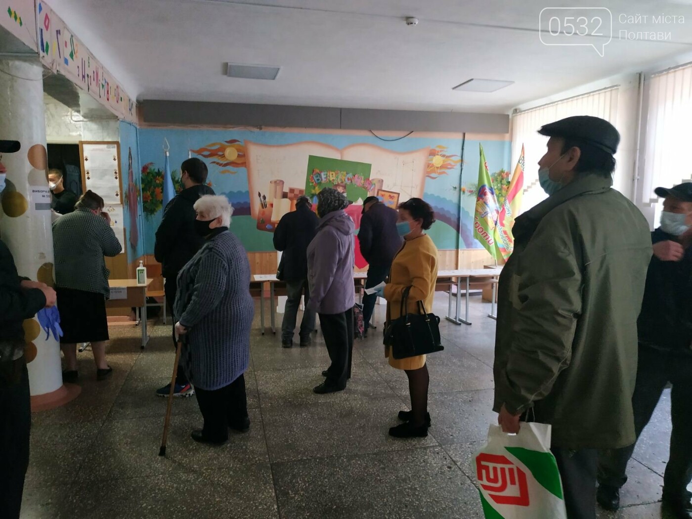 Як почалося волевиявлення у 19 полтавській школі, де розта..., фото-2 Як почалося волевиявлення у 19 полтавській школі, де розташовані аж дві дільниці (ФОТО), фото-2