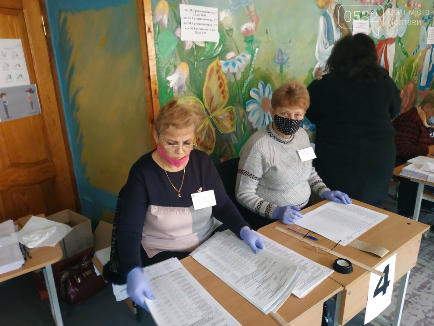 Як почалося волевиявлення у 19 полтавській школі, де розта..., фото-7 Як почалося волевиявлення у 19 полтавській школі, де розташовані аж дві дільниці (ФОТО), фото-7