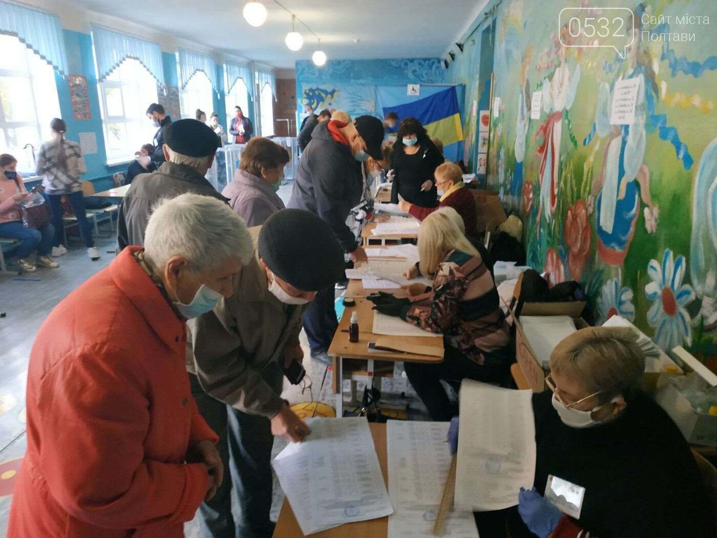 Як почалося волевиявлення у 19 полтавській школі, де розта..., фото-8 Як почалося волевиявлення у 19 полтавській школі, де розташовані аж дві дільниці (ФОТО), фото-8
