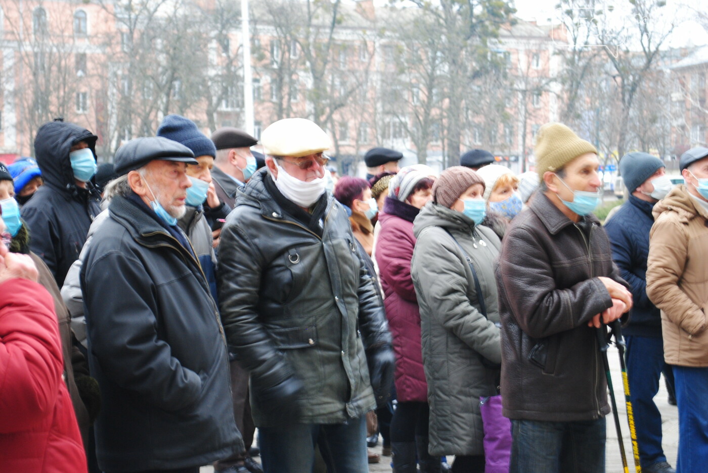 У Полтаві кілька сотень людей вийшли під стіни Полтавської..., фото-4 У Полтаві кілька сотень людей вийшли під стіни Полтавської ОДА проти «тарифного геноциду» (ФОТО, ВІДЕО), фото-4