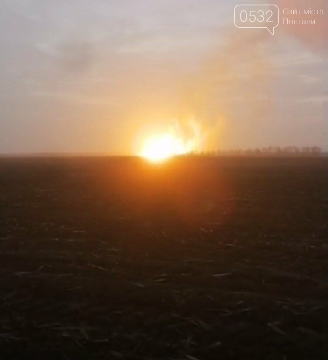 Під Лубнами на Полтавщині масштабна пожежа – попередньо, ви..., фото-2 Під Лубнами на Полтавщині масштабна пожежа – попередньо, вибухнув магістральний газопровід (ВІДЕО), фото-2