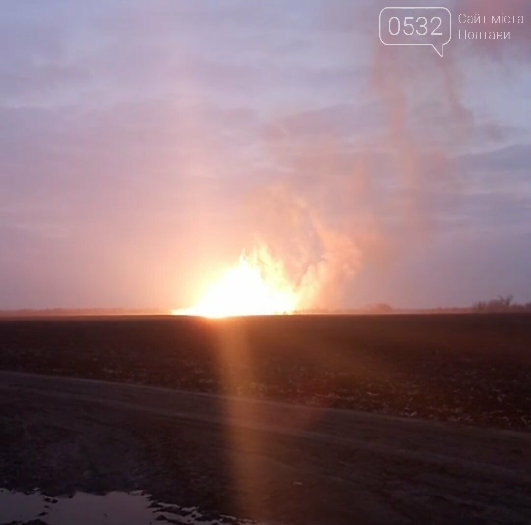 Під Лубнами на Полтавщині масштабна пожежа – попередньо, ви..., фото-1 Під Лубнами на Полтавщині масштабна пожежа – попередньо, вибухнув магістральний газопровід (ВІДЕО), фото-1