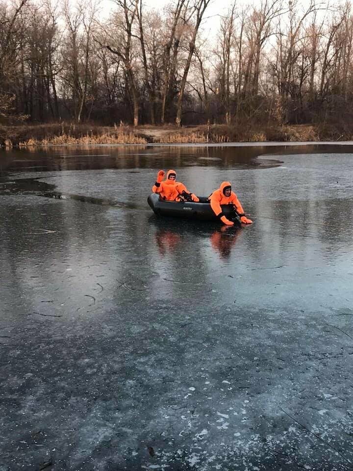 У Полтаві рятувальники витягнули із води цуценя, яке на Вор..., фото-1 У Полтаві рятувальники витягнули із води цуценя, яке на Ворсклі провалилося під лід (ФОТО), фото-1