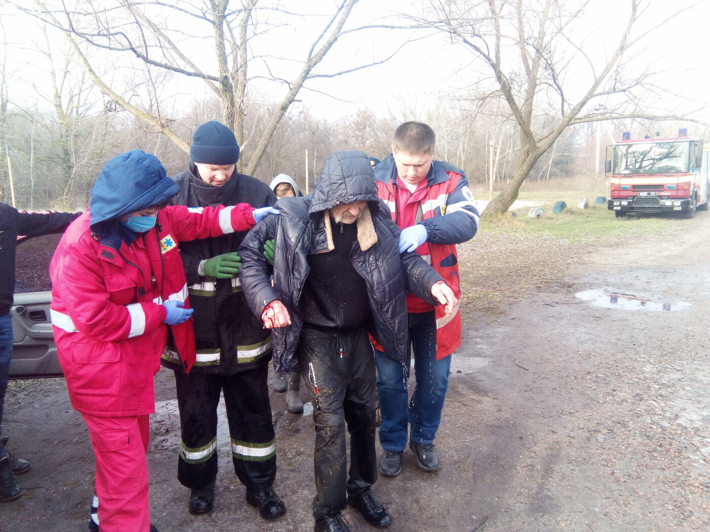 Провалився під лід – на Полтавщині рятувальники витягнули і..., фото-5 Провалився під лід – на Полтавщині рятувальники витягнули із річки Сула тонучого чоловіка, фото-5
