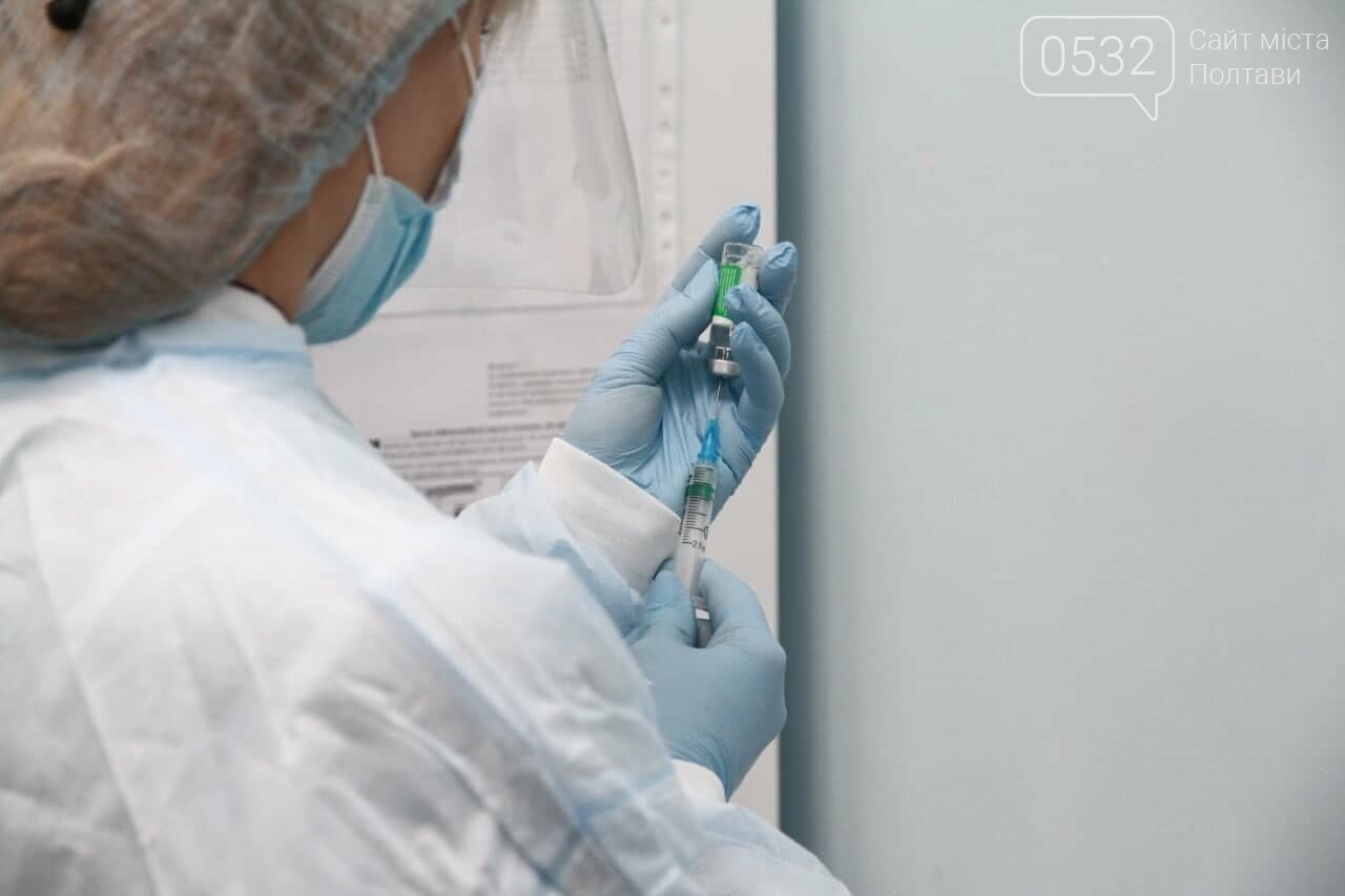 На Полтавщині офіційно розпочали вакцинацію від COVID-19: першим отримав щеплення лікар-інфекціоніст (ВІДЕО), фото-1