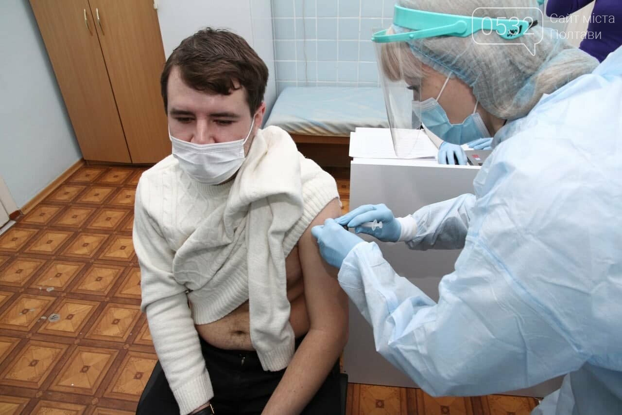 На Полтавщині офіційно розпочали вакцинацію від COVID-19: першим отримав щеплення лікар-інфекціоніст (ВІДЕО), фото-2