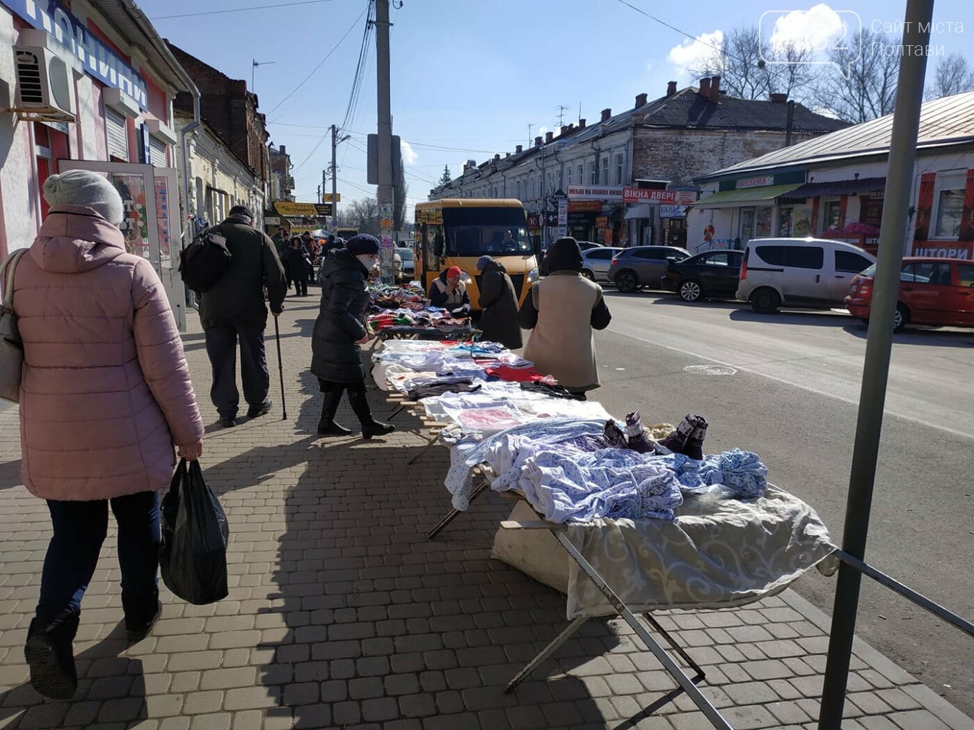Боротьба зі стихійною торгівлею у центрі Полтави поки що не дала результатів ( ФОТО), фото-1