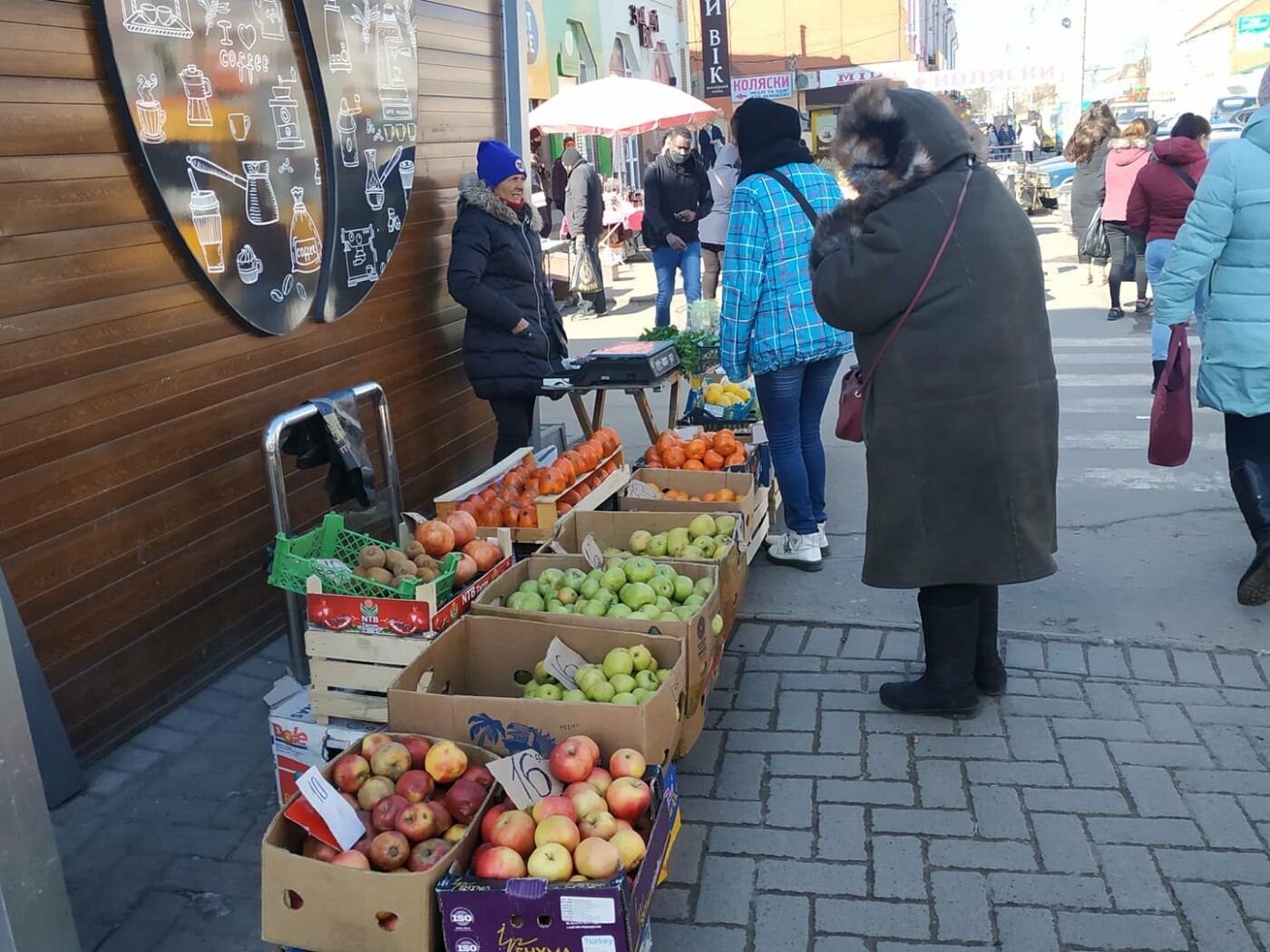 Боротьба зі стихійною торгівлею у центрі Полтави поки що не дала результатів ( ФОТО), фото-5