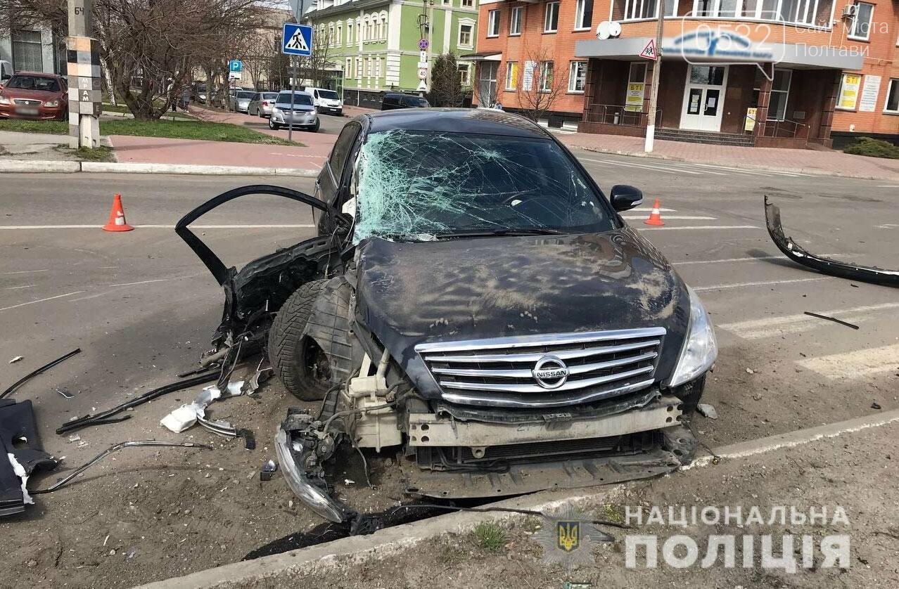 У місті на Полтавщині водій на Nissan Teana врізався у стовп, фото-1