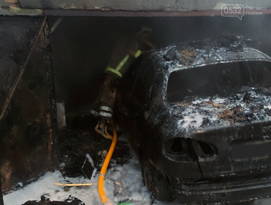 У Полтаві під час пожежі у гаражі згорів легковик, фото-1