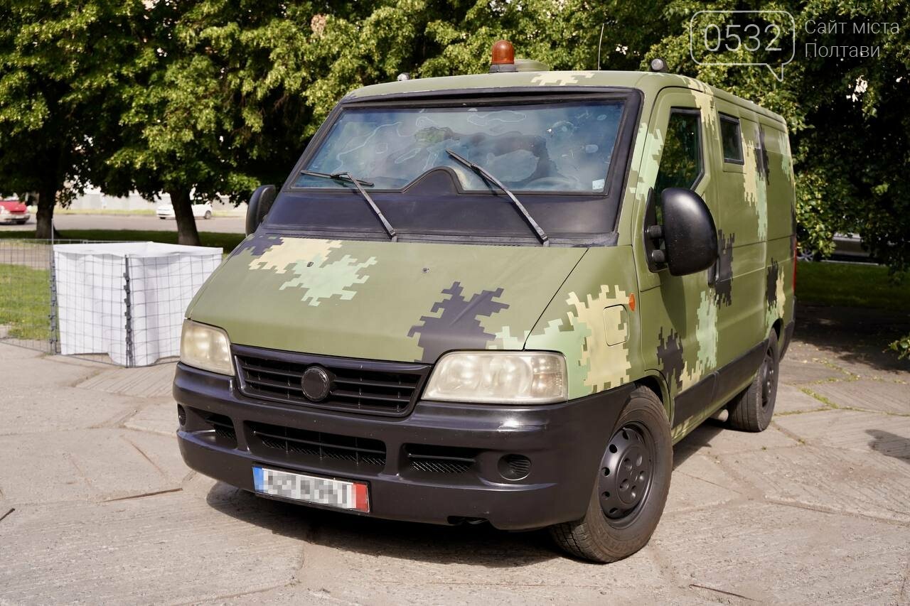 Військовим із Полтавщини, які воюють на Харківщині, передали броньований мікроавтобус