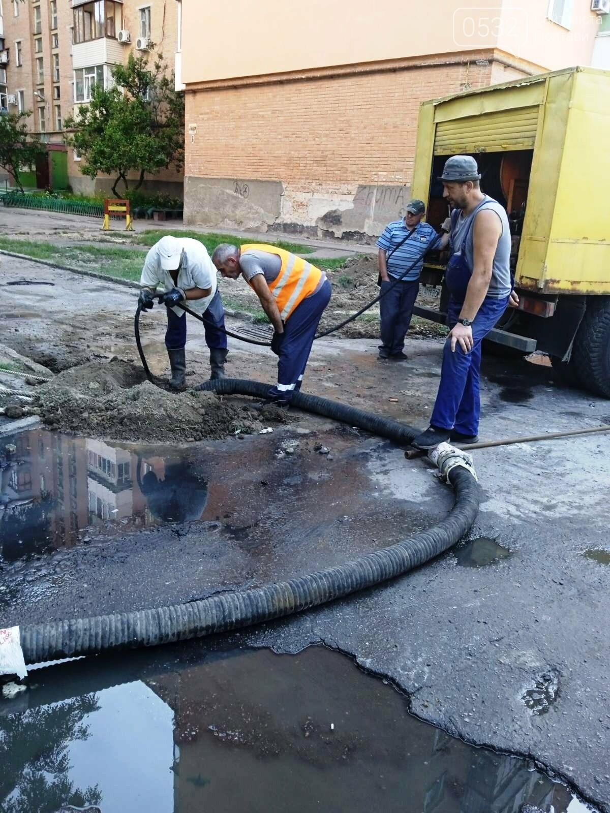 У Полтаві працівники водоканалу три дні чистили забиту каналізацію на Рибальському і знайшли у ній пляшки, каміння та уламки дощок