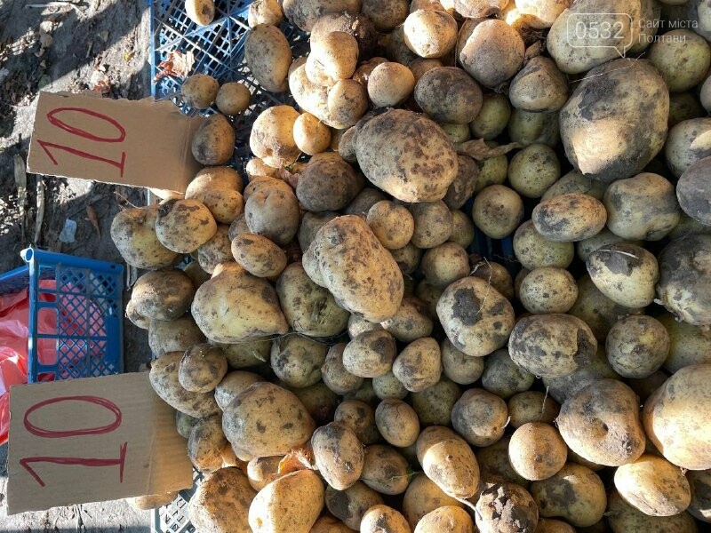 У Полтаві на «Хитрому» ринку кавун продають по 10 грн/кг, качан кукурудзу по 3 грн, а за кілограм картоплі "просять" 5 грн