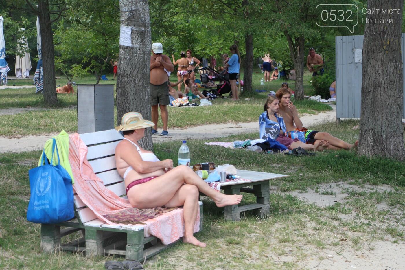 Купальний сезон 2023: як полтавці на місцевих пляжах ховаються від спеки