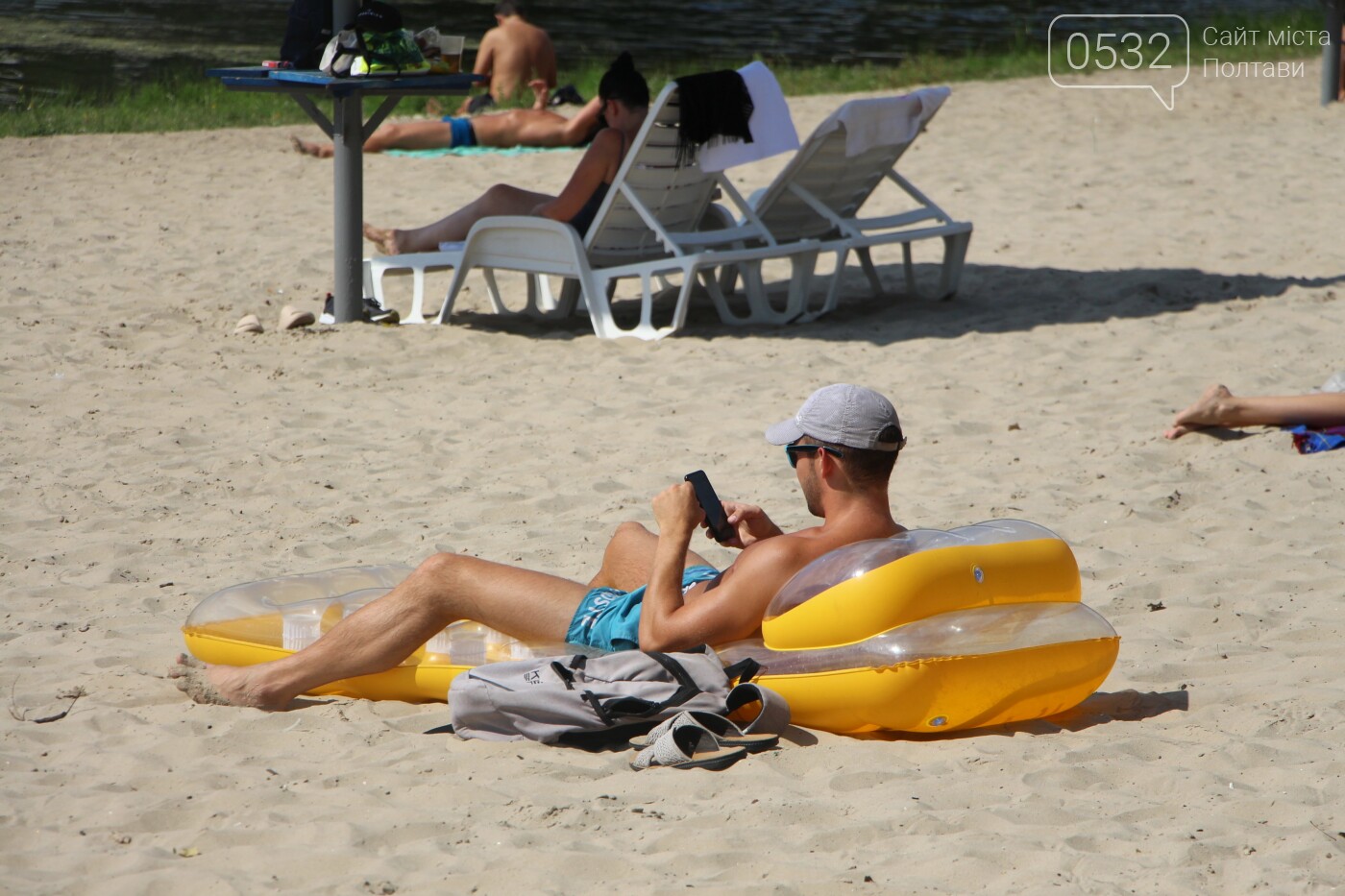 Купальний сезон 2023: як полтавці на місцевих пляжах ховаються від спеки