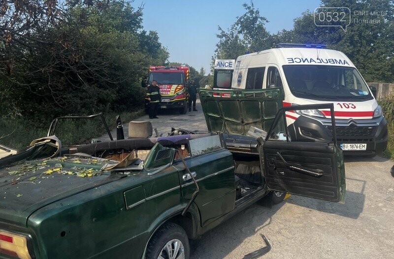 У ДТП на Полтавщині легковик злетів з дороги і врізався у дерево: загинув чоловік, двоє людей – у тяжкому стані
