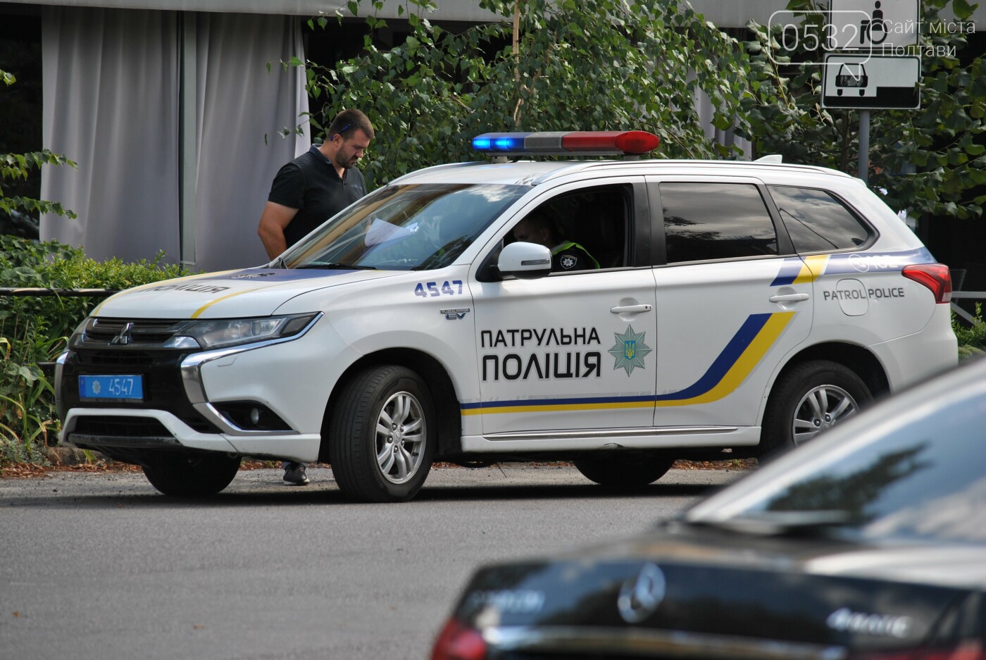 У Полтаві біля стадіону «Динамо» після зіткнення із «Нивою» «Мерседес» збив стовп
