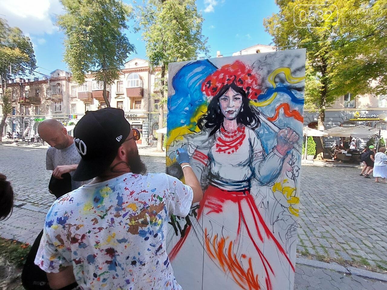 У Полтаві до Дня Незалежності України відомий художник просто неба намалював незламну жінку-воїна