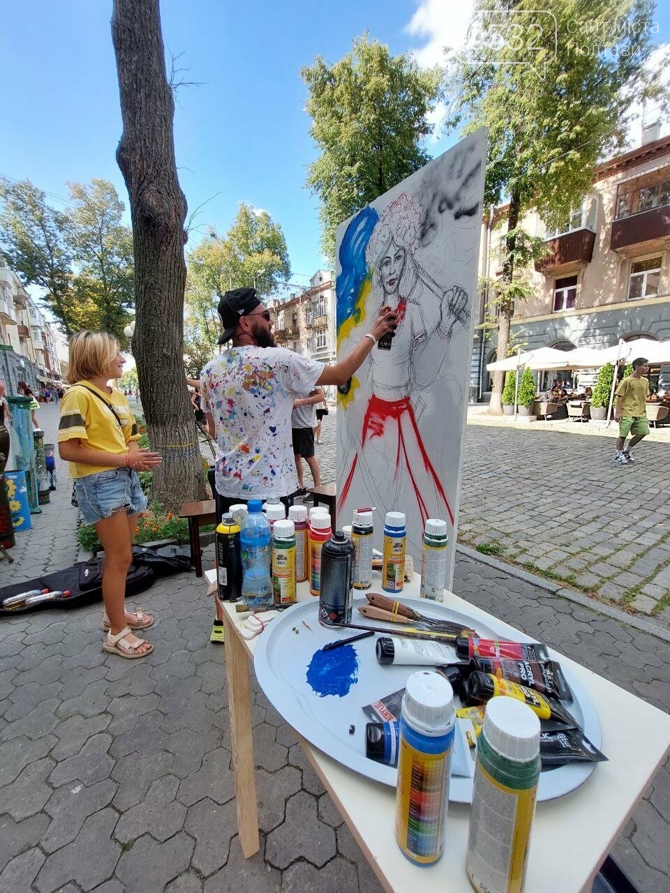 У Полтаві до Дня Незалежності України відомий художник просто неба намалював незламну жінку-воїна
