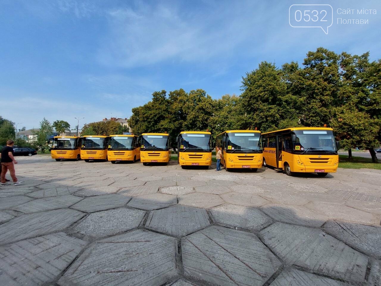У Полтаві представники обласної влади передали ключі від семи шкільних автобусів директорам шкіл з різних громад області